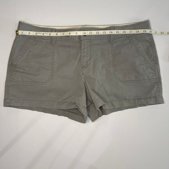 Old Navy Women's Gray Chino Shorts - Size 16 - Low Rise - Picture 3 of 7